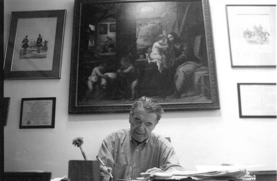 Mario Laserna en la oficina de su residencia en el barrio La Candelaria (Foto: Colección Universidad de los Andes). 